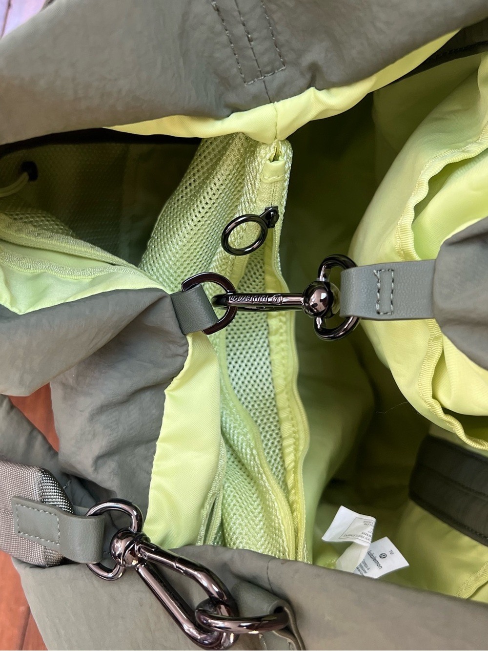 Lululemon on my level tote bag 30 L large in olive NWOT - Picture 5 of 6